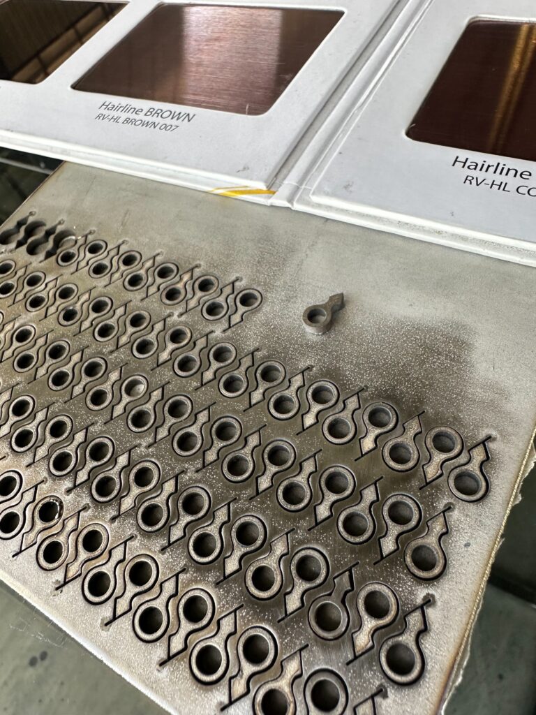 ตัดเลเซอร์แผ่นโลหะตามแบบ